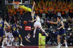 九游体育app下载-关于高强度比赛，球员体能耗尽奋力拼搏的信息