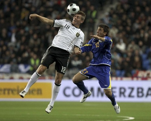 包含欧洲杯预选赛：斯洛文尼亚-战胜北爱尔兰的词条