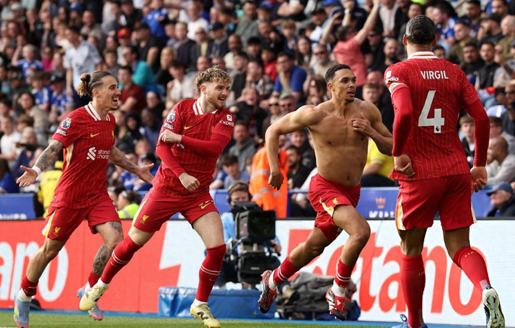 利物浦球员努力拼搏,为球队赢得胜利 利物浦球员努力拼搏,为球队赢得胜利