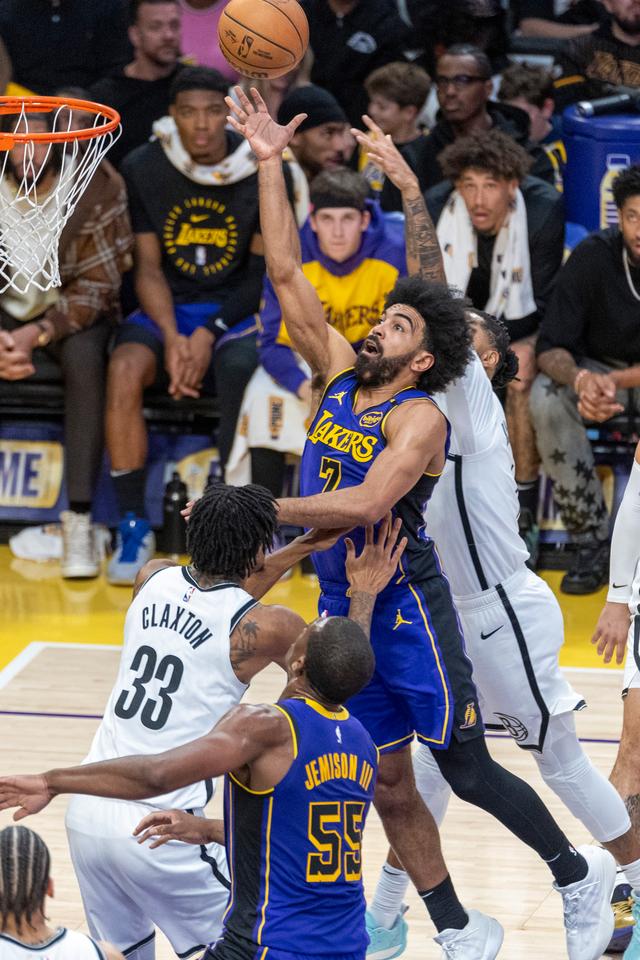 湖人击败篮网,詹姆斯狂砍二十分带领球队获胜 湖人击败篮网,詹姆斯狂砍二十分带领球队获胜