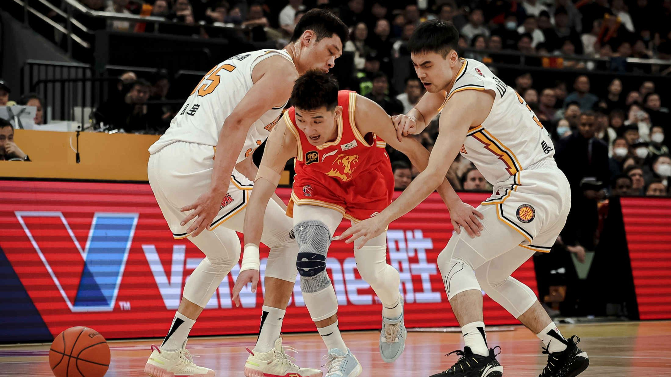 回归助攻,球队获得宝贵三分 回归助攻,球队获得宝贵三分