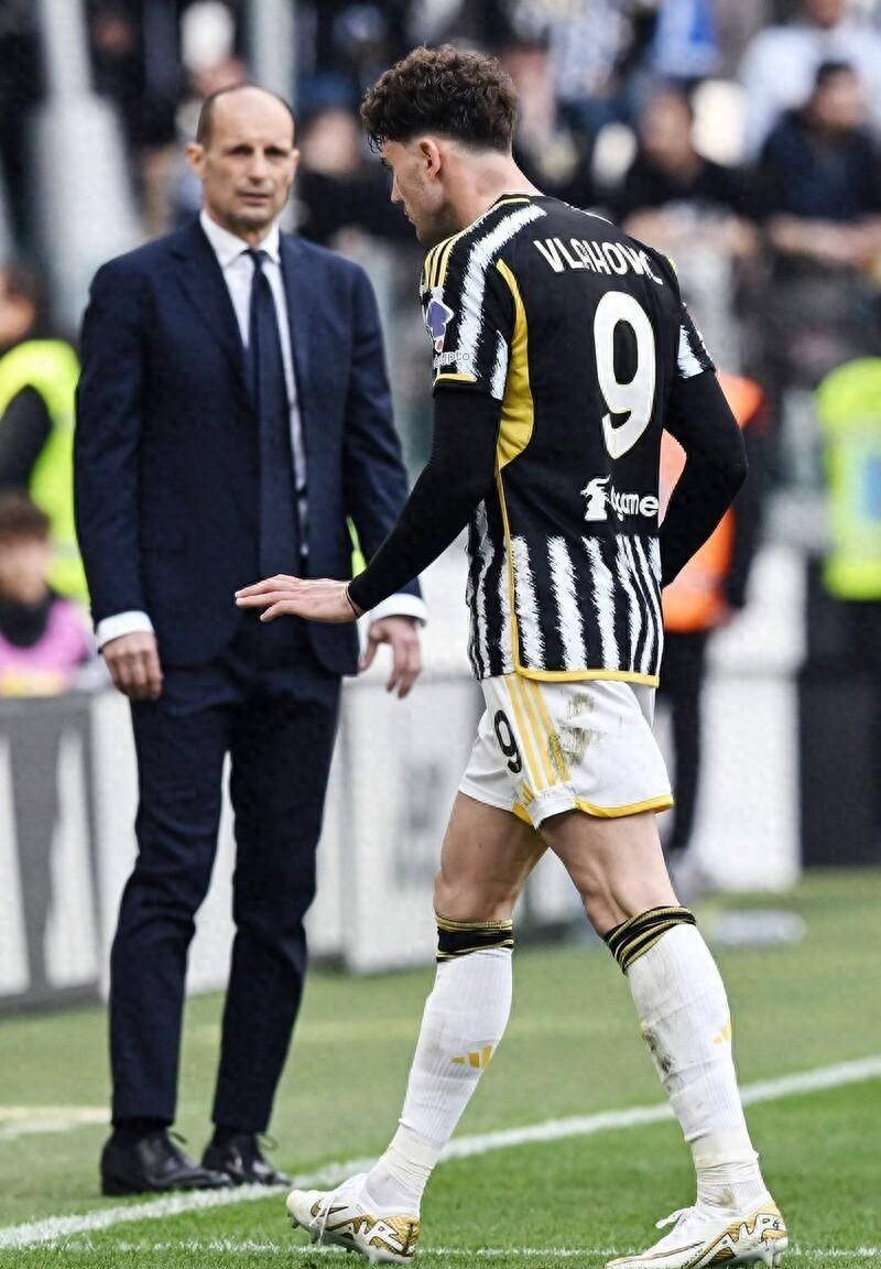 尤文图斯中场表现出色,获得本轮最佳球员 尤文图斯中场表现出色,获得本轮最佳球员