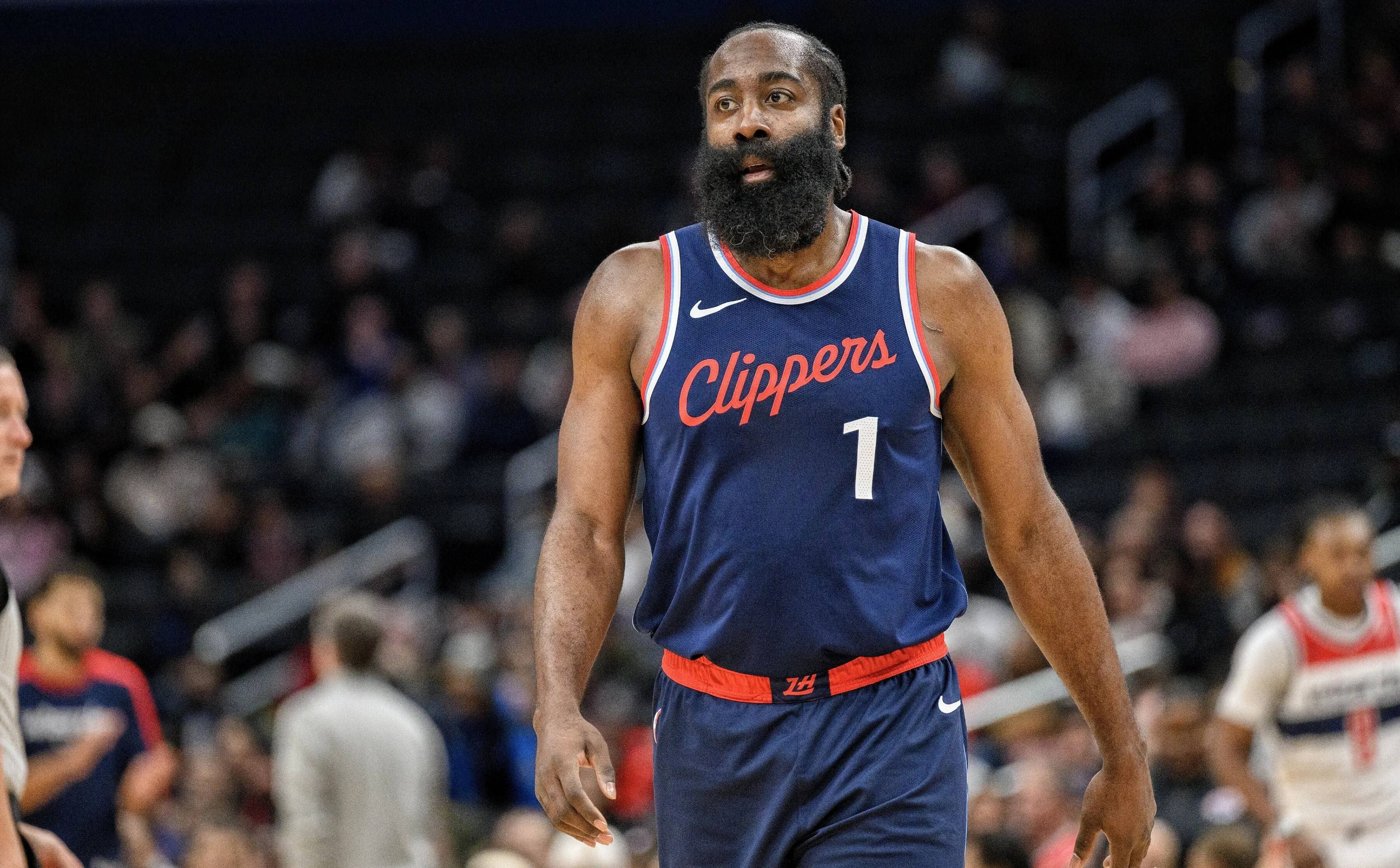 快船前锋发挥全能,攻守俱佳受到赞扬 快船前锋发挥全能,攻守俱佳受到赞扬