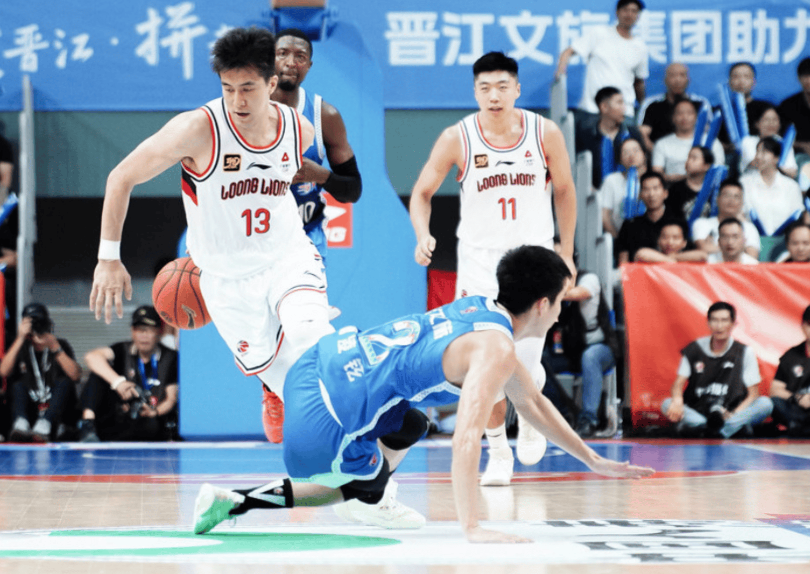 北京男篮后卫突破得分，帮助球队赢球