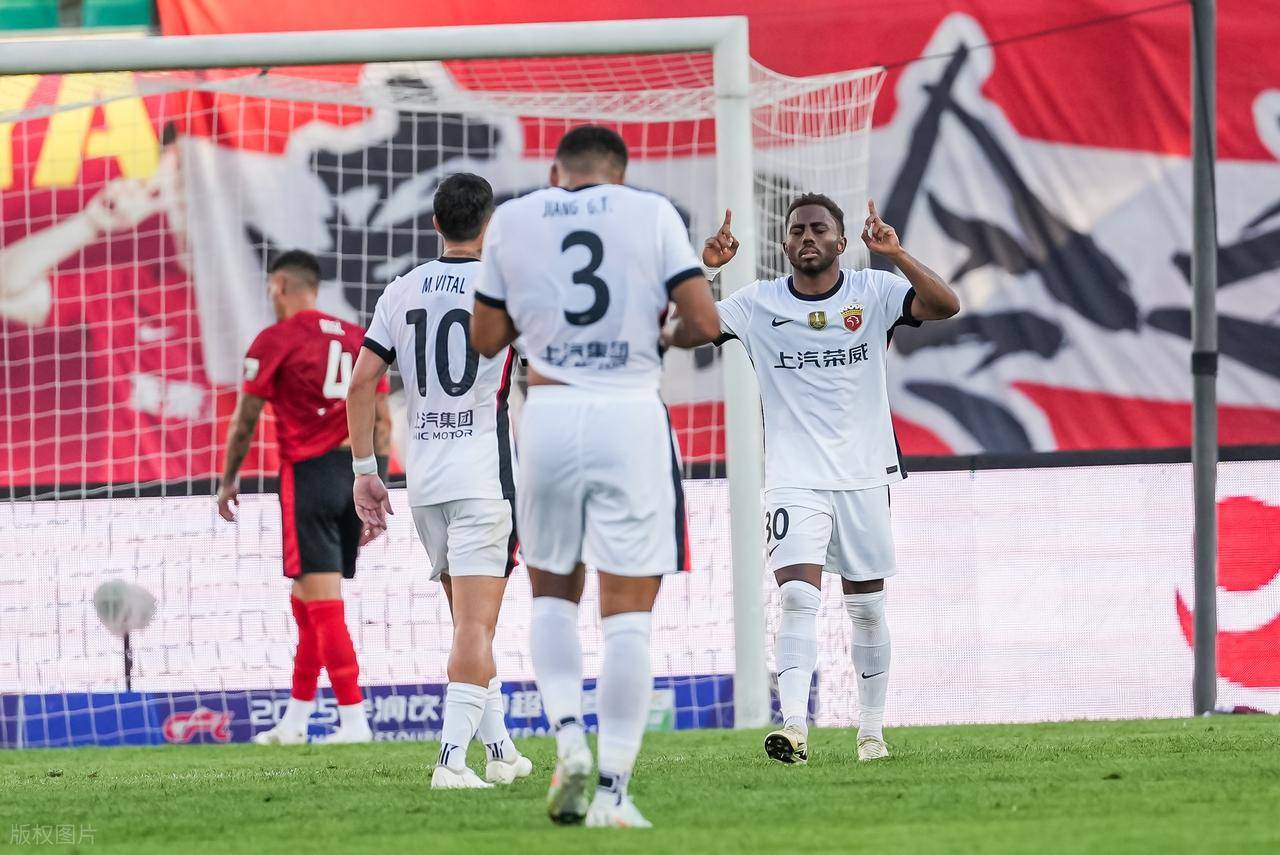 上港主场大胜绿城,取得中超四连胜 上港主场大胜绿城,取得中超四连胜