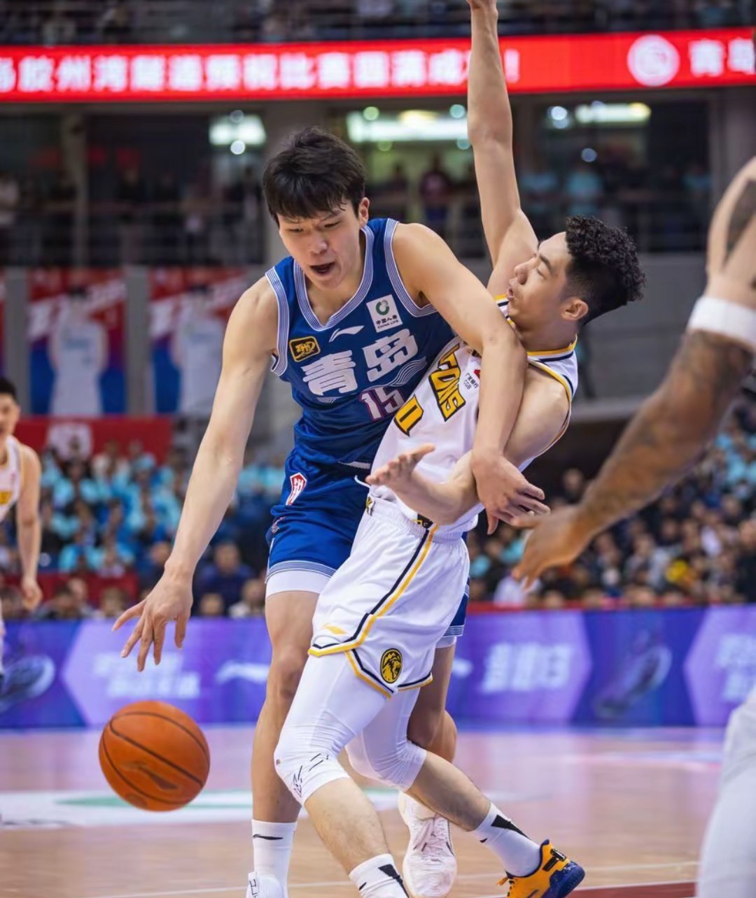 青岛队遭遇深圳男篮,战局激烈激动 青岛队遭遇深圳男篮,战局激烈激动