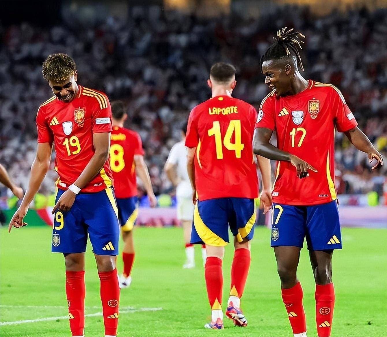 西班牙球员在比赛中展现技术 西班牙球员在比赛中展现技术