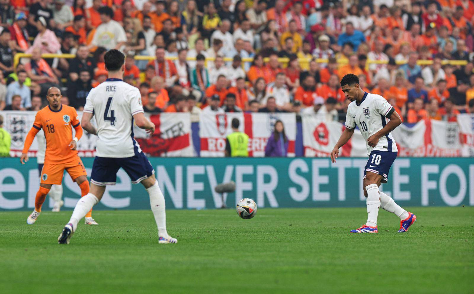 包含欧洲杯赛事风云变幻,精彩继续上演的词条 包含欧洲杯赛事风云变幻,精彩继续上演的词条