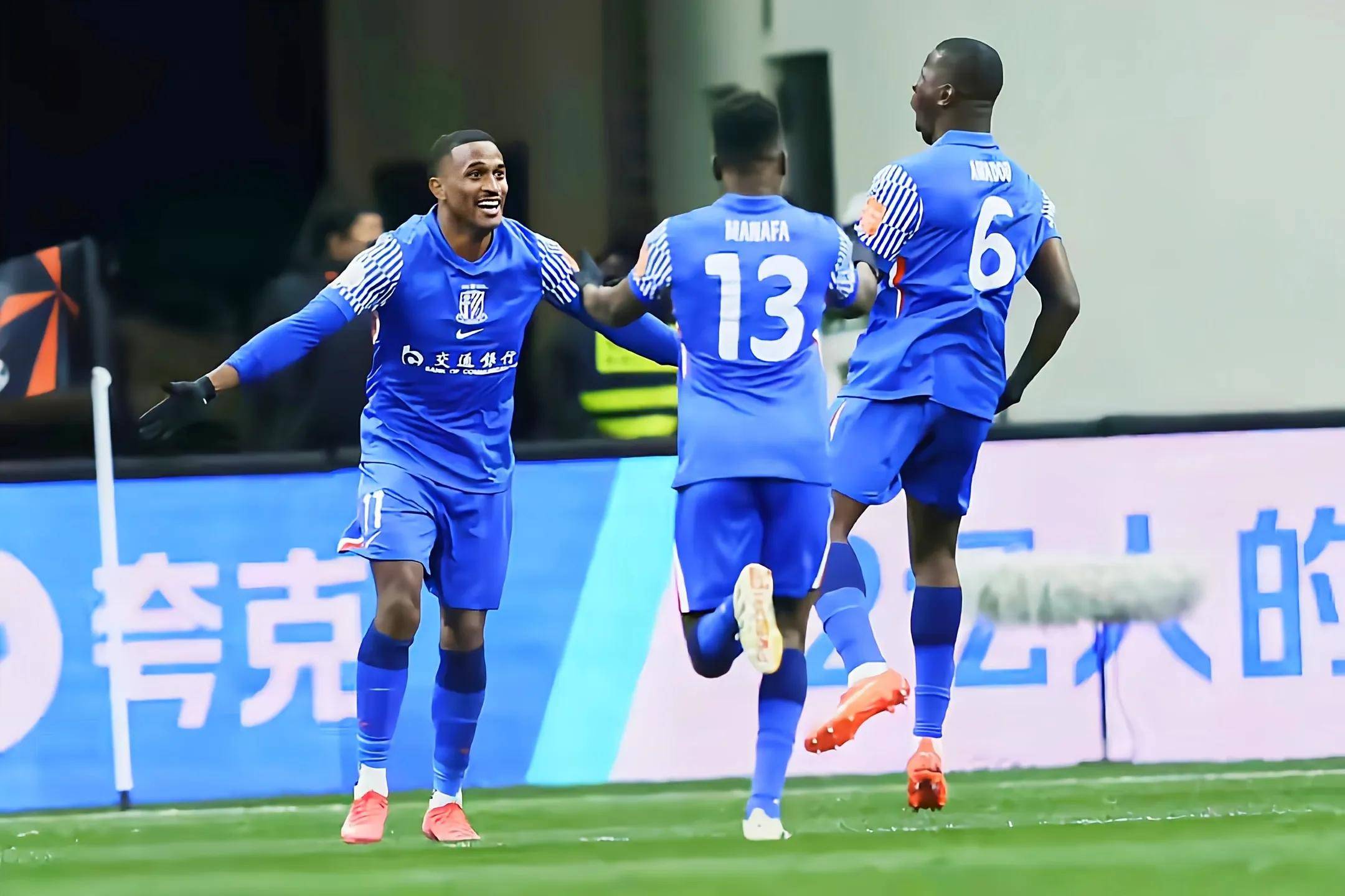 亚冠比赛中球队精彩演绎,球迷惊叹 亚冠比赛中球队精彩演绎,球迷惊叹