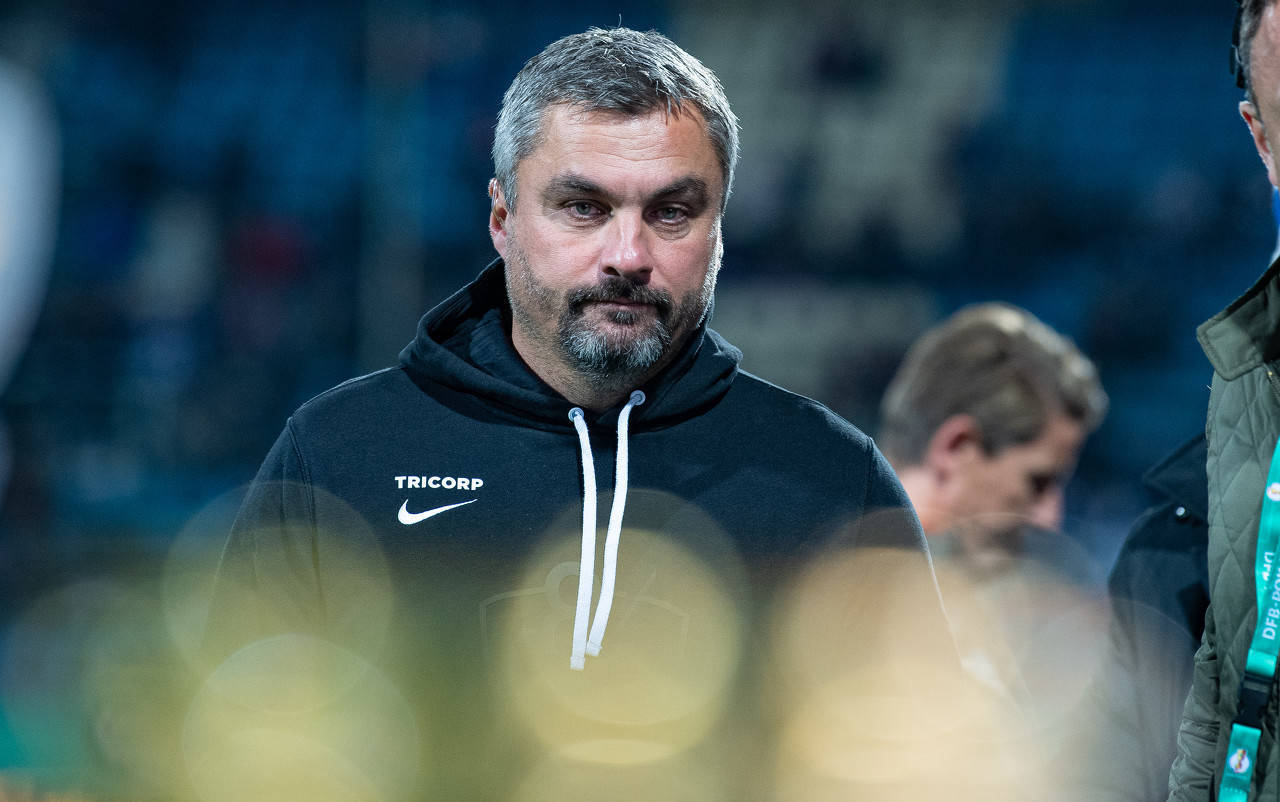 沙尔克主帅力挺球队士气,盼重现德甲巅峰的简单介绍 沙尔克主帅力挺球队士气,盼重现德甲巅峰的简单介绍