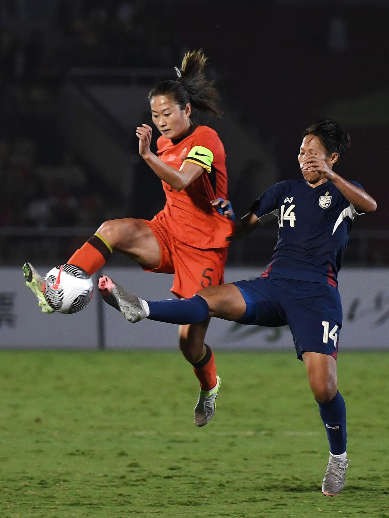 女足国家队备战认真,决心夺冠 女足国家队备战认真,决心夺冠