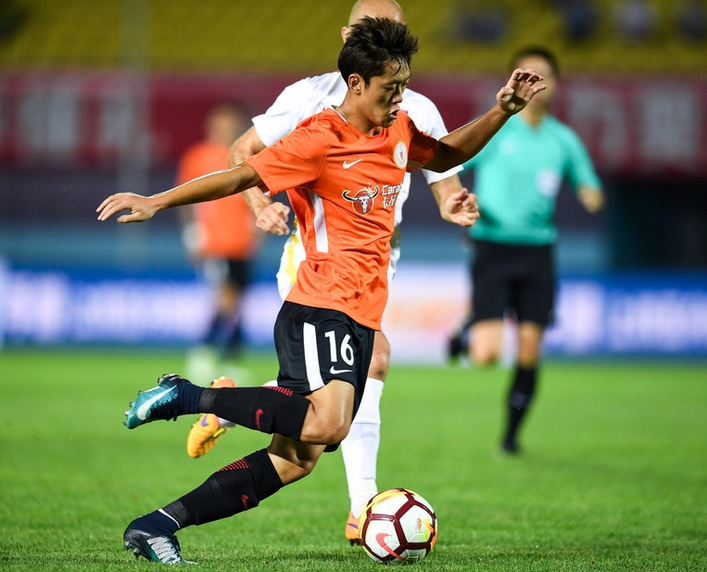 北京人和与河北华夏幸福对决，定位球成关键争夺点