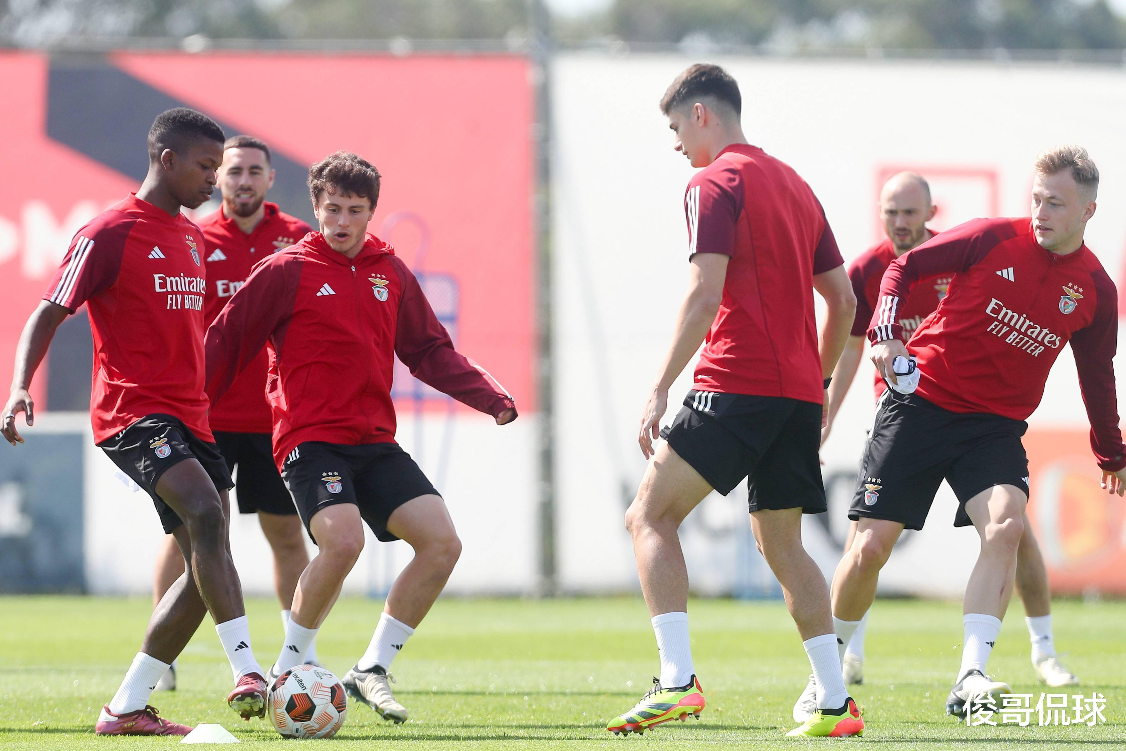 精彩国际足球比赛拉开帷幕,强队拼尽全力 精彩国际足球比赛拉开帷幕,强队拼尽全力