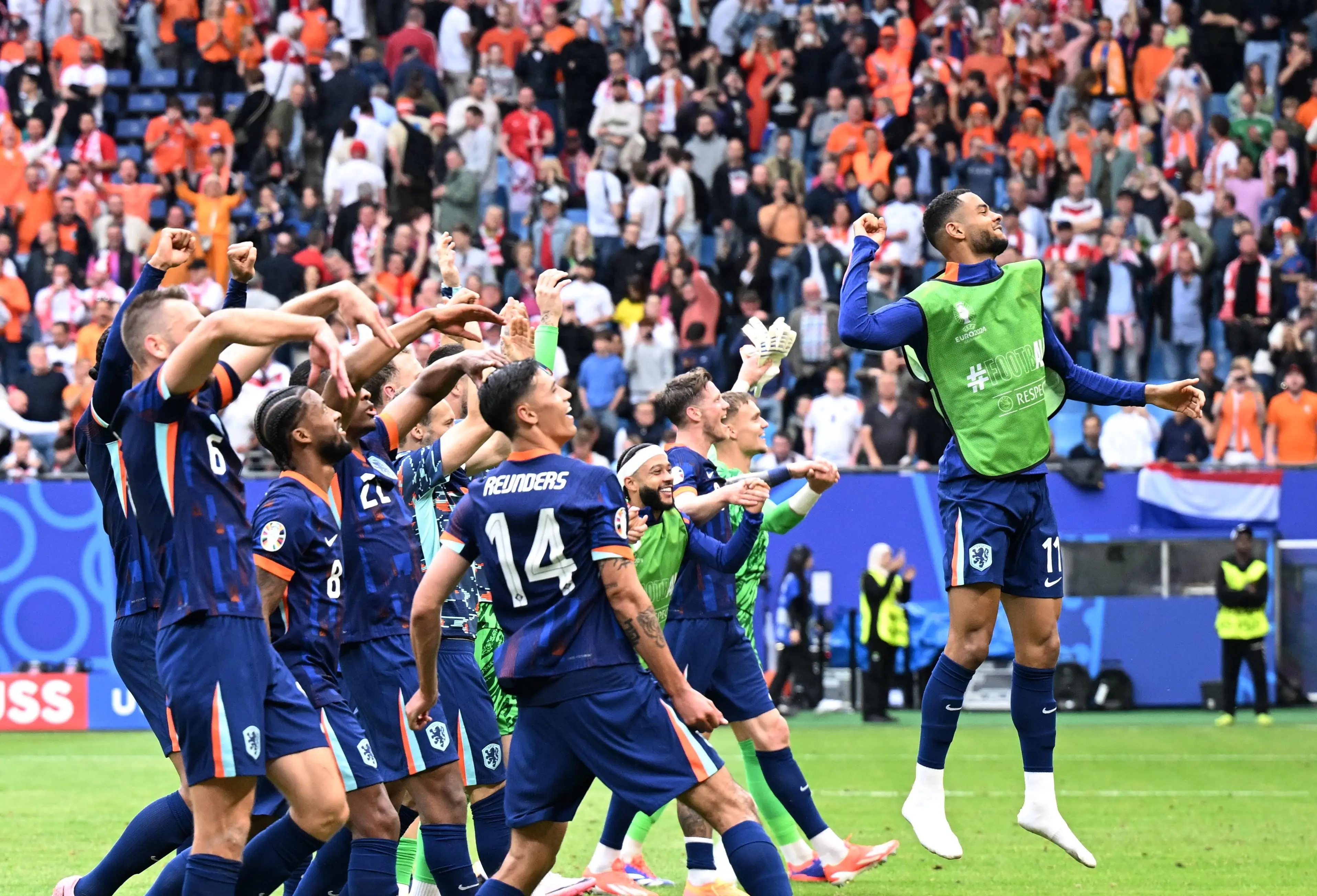 精彩国际足球比赛拉开帷幕,强队拼尽全力 精彩国际足球比赛拉开帷幕,强队拼尽全力