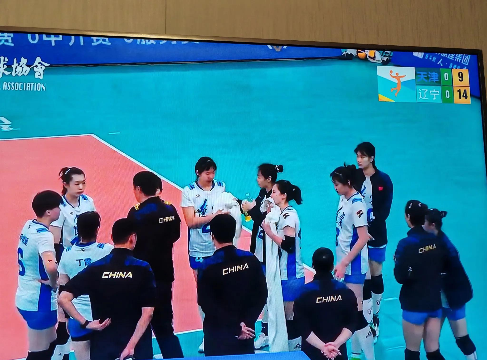 国家队球员备战比赛，教练组严阵以待的简单介绍