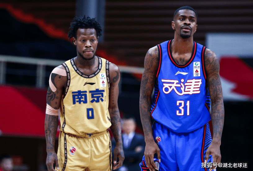 包含弗赖堡客场惨败，积分榜继续下滑的词条