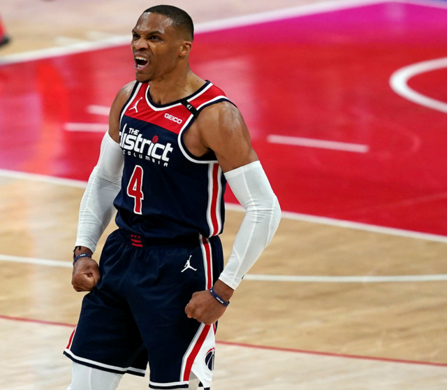 关于爵士逆转步行者，延续不败纪录的信息