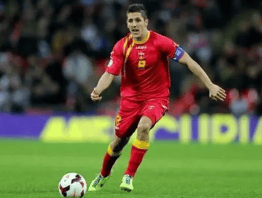 黑山队在比赛中踢出一场好球 黑山队在比赛中踢出一场好球